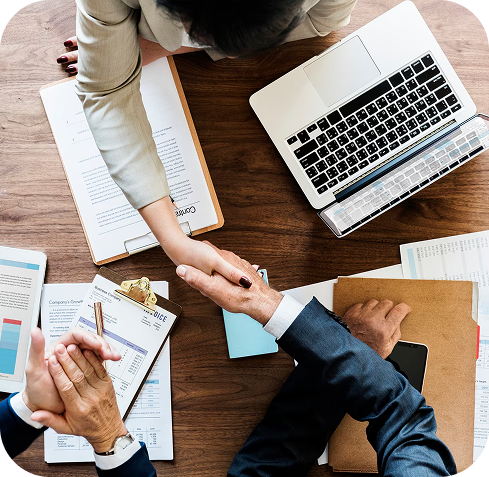 Professionnels discutant